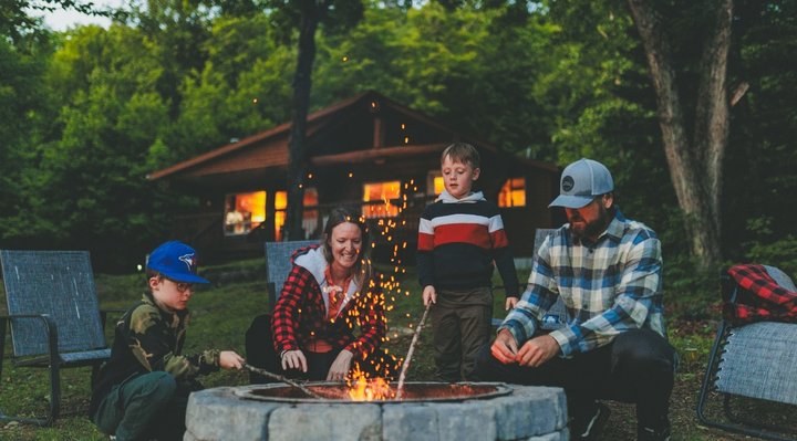 Famille autour du feu de camp