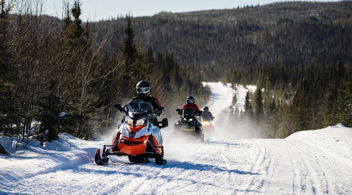 Groupe de motoneiges en hiver