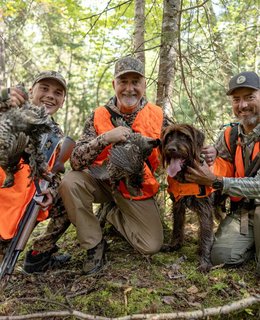Un groupe de chasseurs et leurs prises