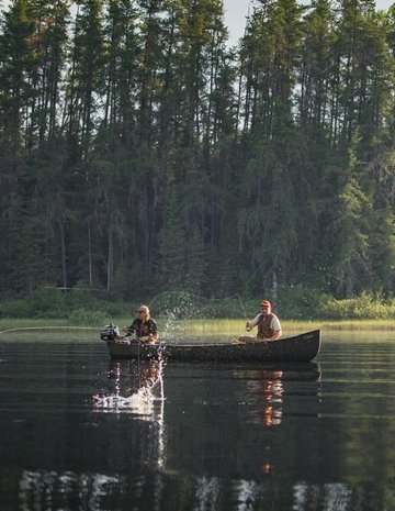 Deux pêcheurs sur un lac de la pourvoirie Domaine Shannon en Outaouais