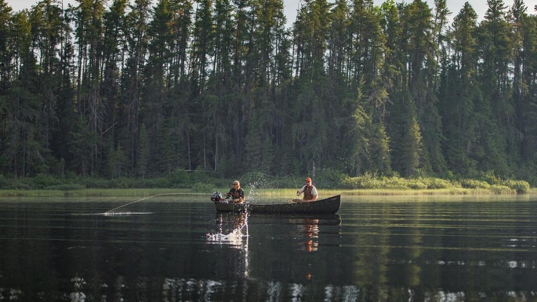 Deux pêcheurs sur un lac de la pourvoirie Domaine Shannon en Outaouais