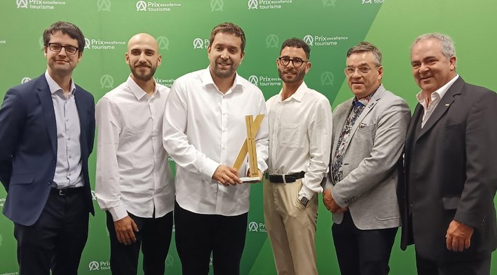 Award ceremony Prix excellence tourisme to Domaine du lac Brouillard