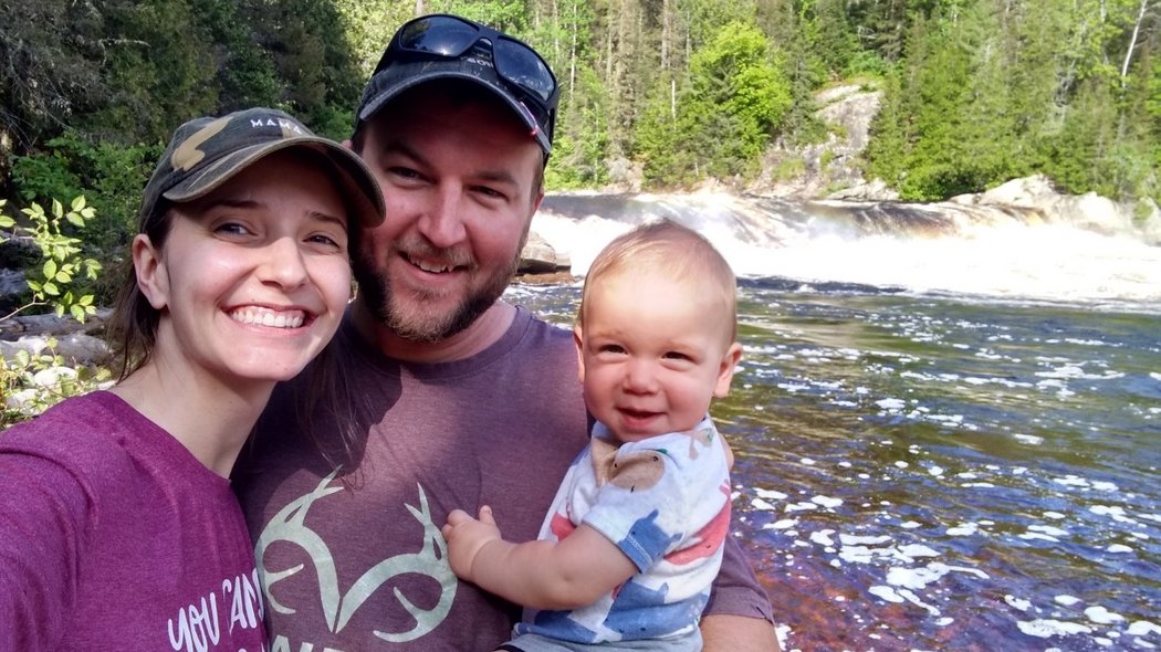 Une petite famille devant la rivière