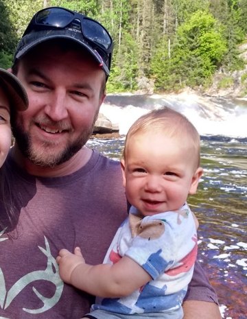 Une petite famille devant la rivière 