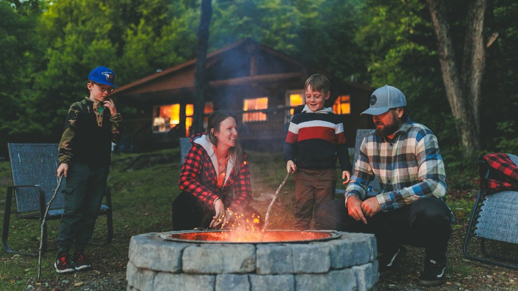 Une famille autour d'un feu de camp