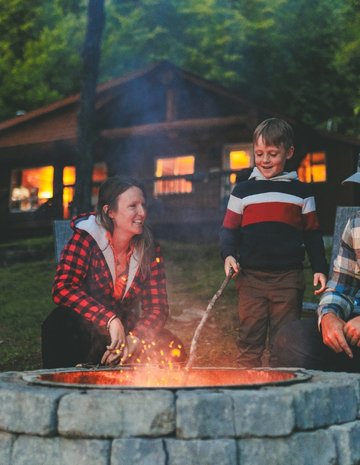 Une famille autour d'un feu de camp