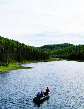 Chaloupe au Club Lacs des Sables & Paradis Saguenay  