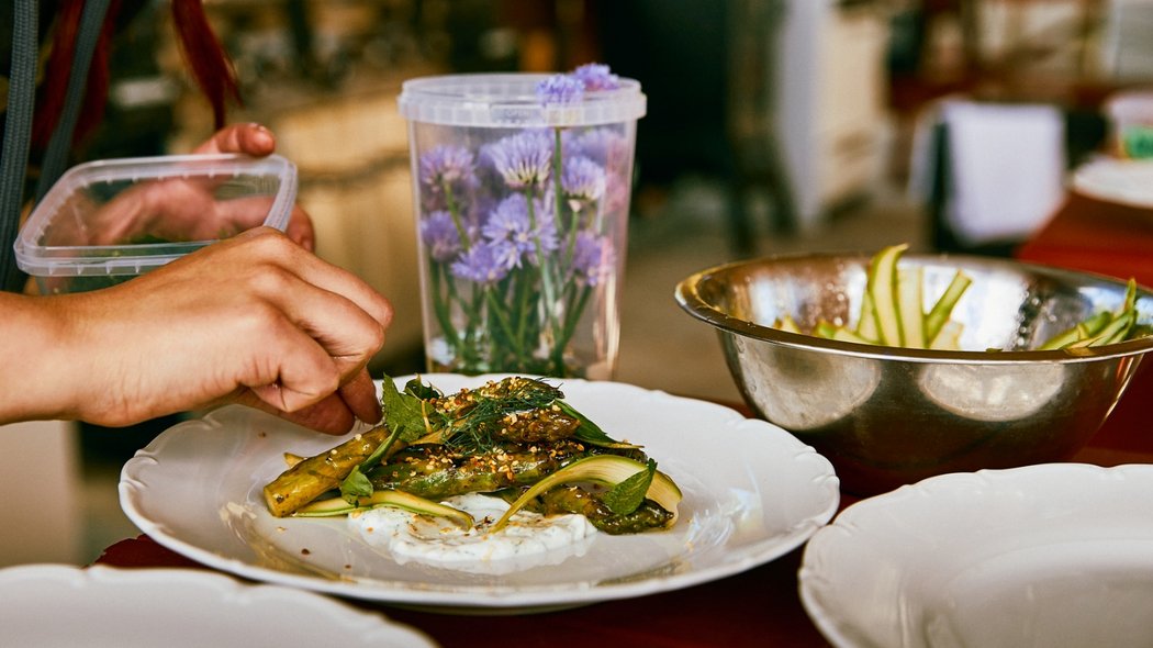 Préparation d'une assiette gourmande 