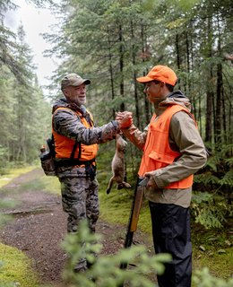 Chasseur en félicite un autre avec sa prise