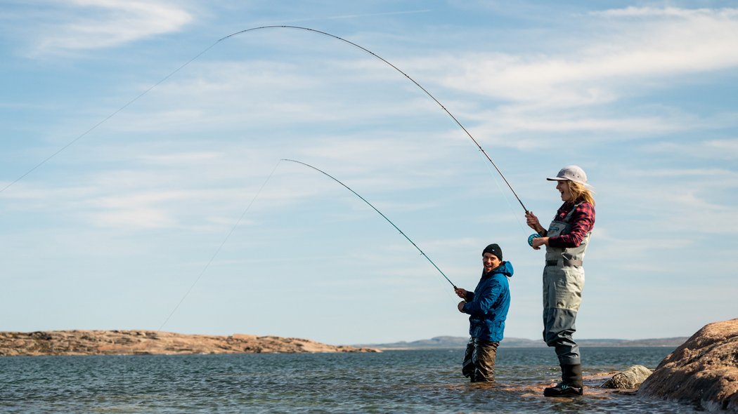 Deux pêcheurs à la mouche à Inukshuk Lodge.