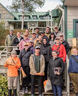 Groupe de participants et leur formateurs lors d'un événement d'initiation de chasse et pêche