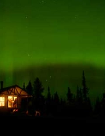 Chalet avec un ciel vert.