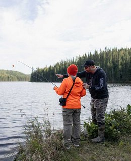 Un jeune pêcheur qui reçoit des conseils de pêche