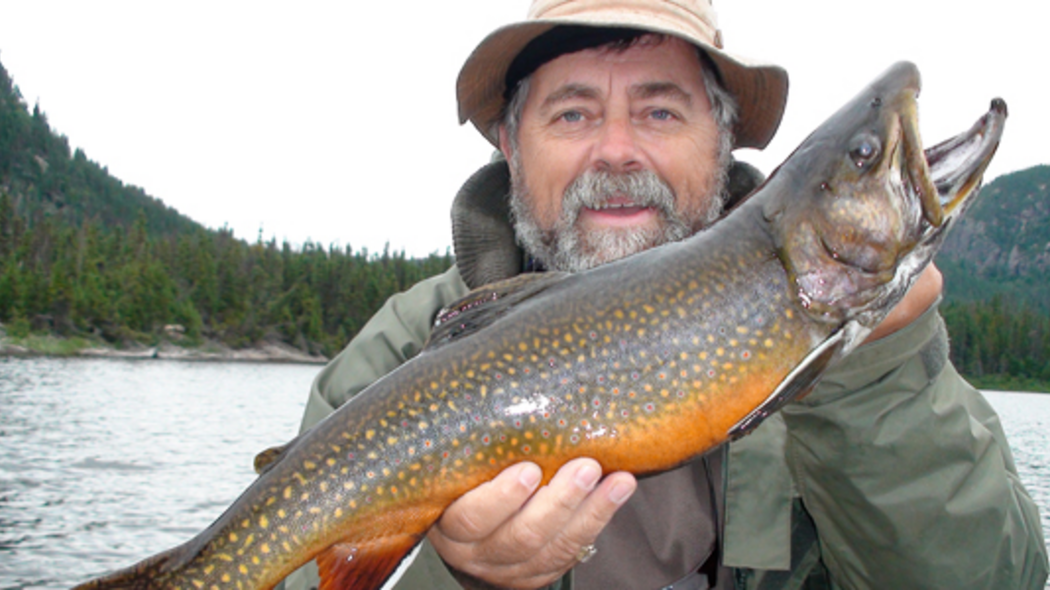Julien Cabana à la pêche Un homme avec une grosse truite.