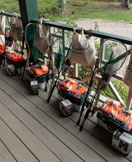 Coffres, cannes à pêche et sacs de Pourvoiries Québec