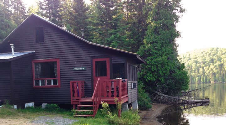 Un chalet sur le bord d'un lac.