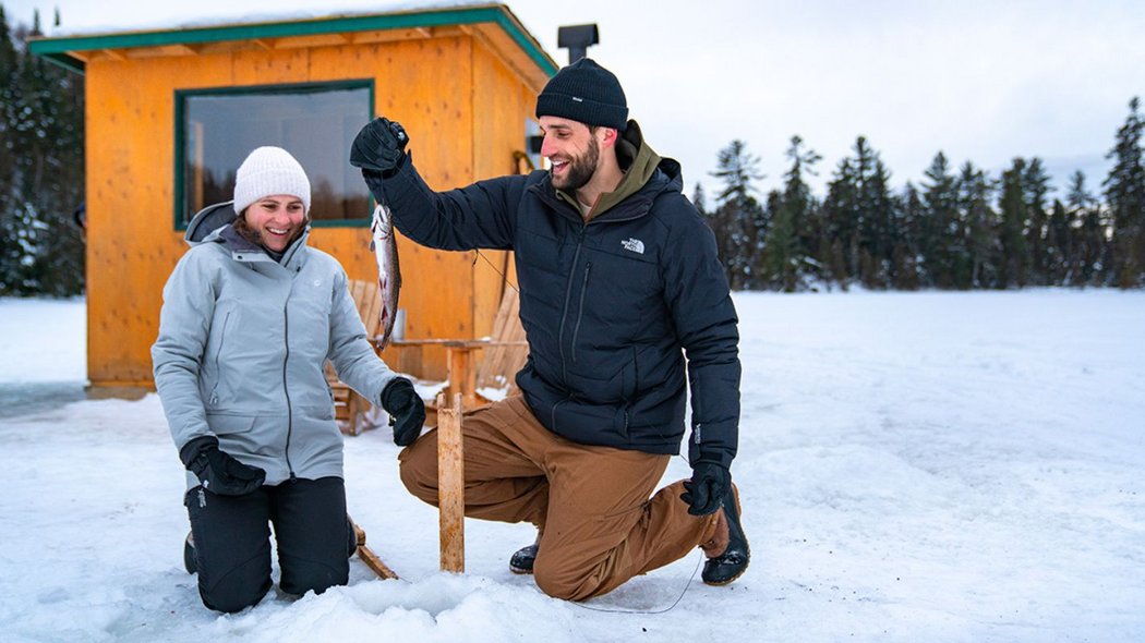 [Translate to English:] Deux personnes faisant de la pêche blanche en pourvoirie