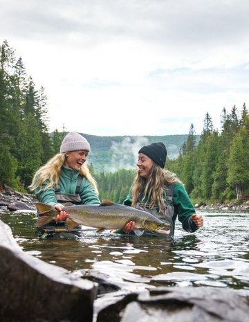 [Translate to English:] Deux femmes pêchant un poisson 