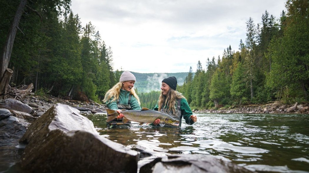 Deux femmes pêchant un poisson 