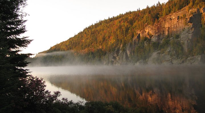 Paysage d'automne avec lac et forêt.