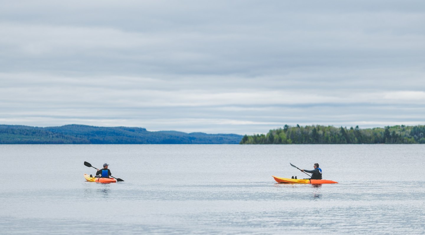 Deux personnes en kayak