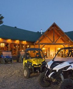 Plusieurs quads devant une auberge.