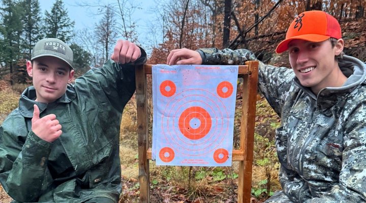 Deux chasseurs adolescents et une cible