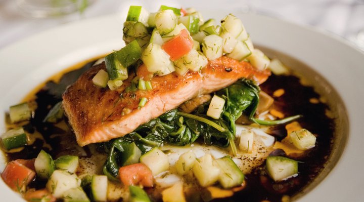 Un assiette de saumon d'un souper gastronomique.