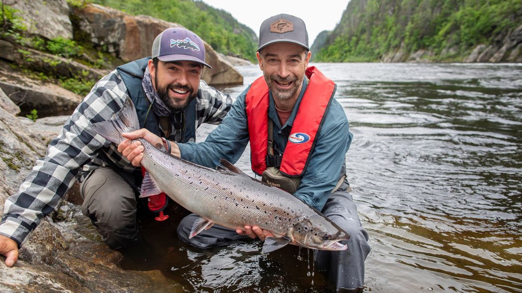 Deux pêcheurs de saumon sur la Côte-Nord