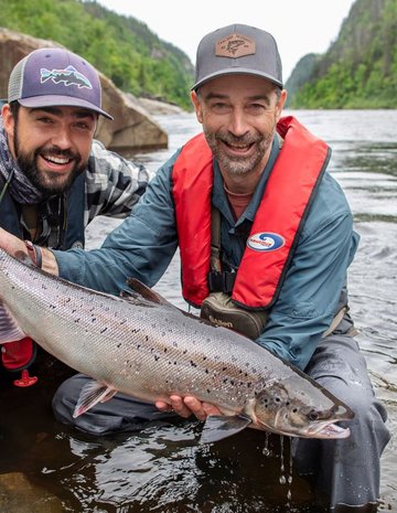 Deux pêcheurs de saumon sur la Côte-Nord