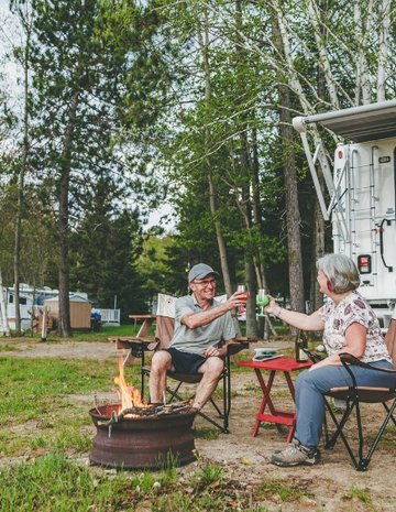 Un couple en camping