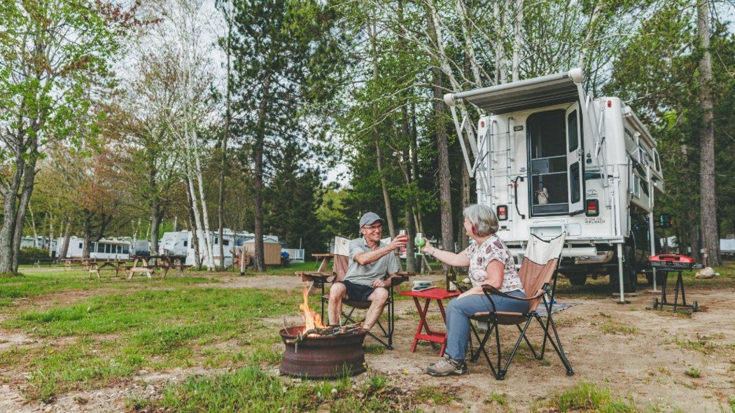 Un couple en camping