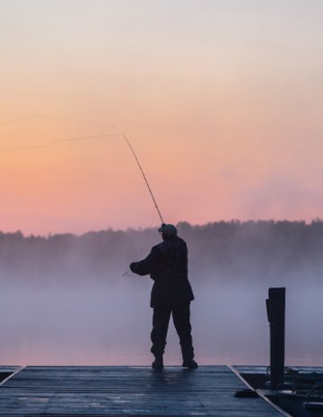 Pêcheur au bout d'un quai.