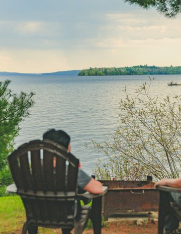 Deux femmes admirant la vue sur le bord d'un lac