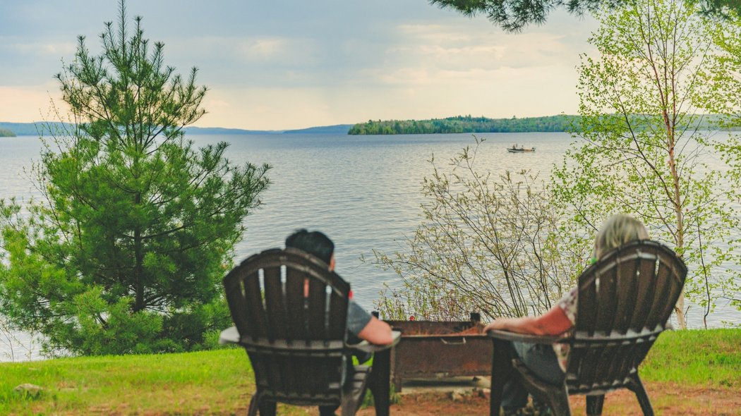 Deux femmes admirant la vue sur le bord d'un lac