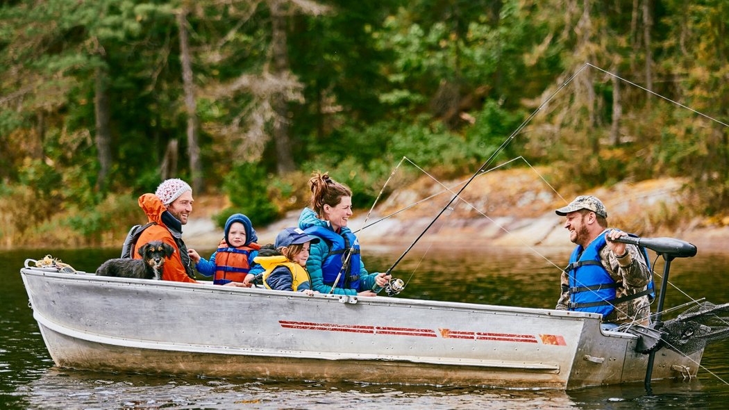 Famille en bateau au Domaine du Lac Bryson