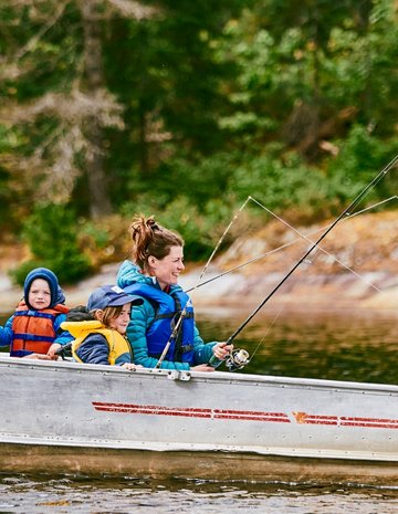 Famille en bateau au Domaine du Lac Bryson