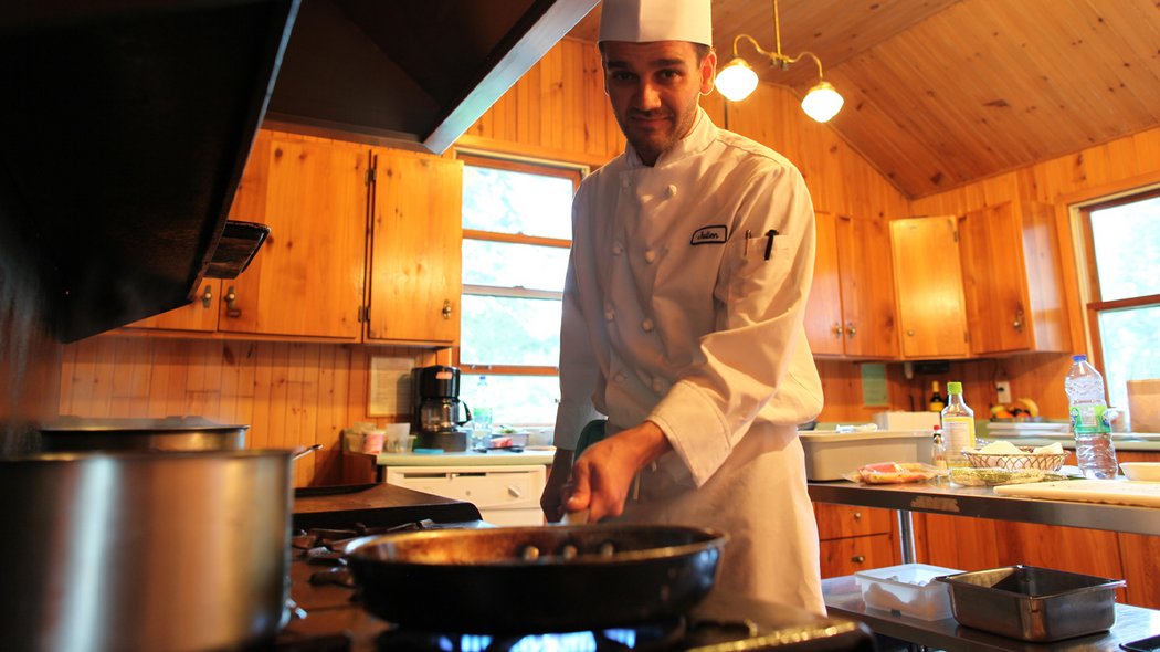 Un chef dans sa cuisine à la pourvoirie Kenauk Nature.