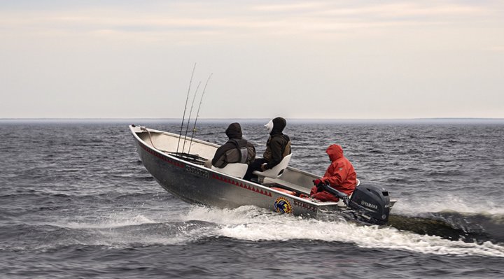 Bateau de pêche sur le fleuve.