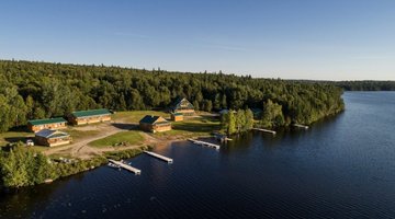 Stramond Lake lodge in summer