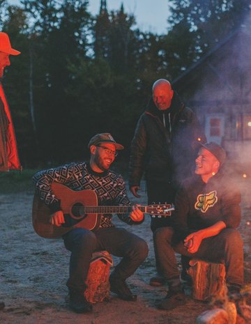 Gang d'amis autour du feu