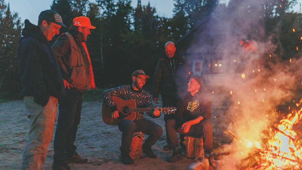 Gang d'amis autour du feu