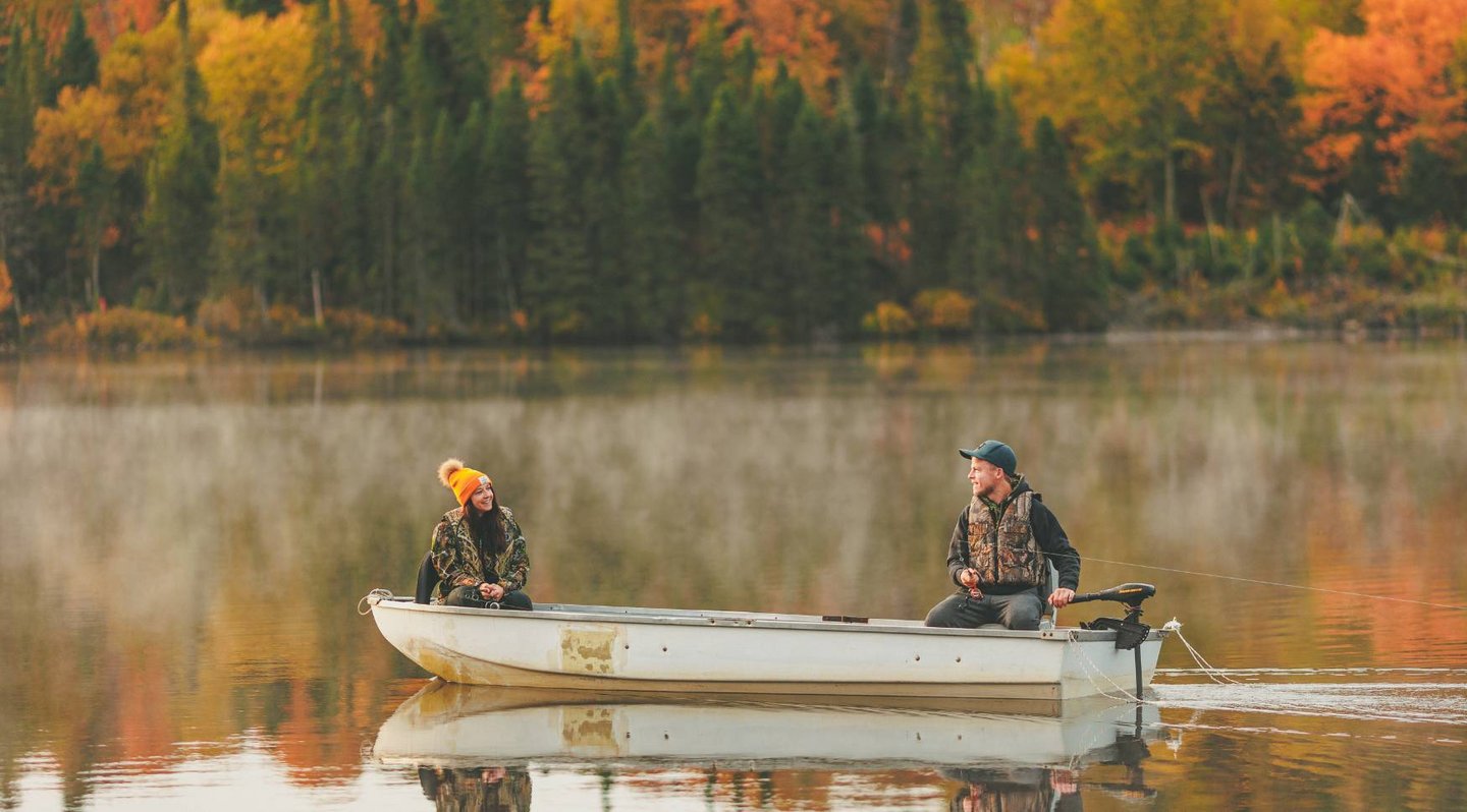 Un couple à la pêche en automne