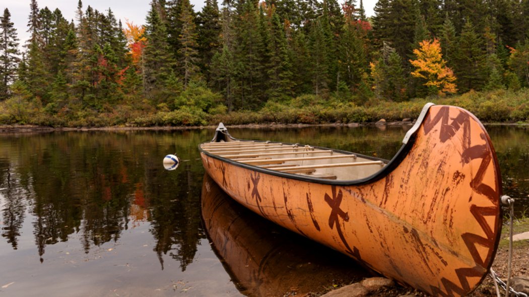 Un rabaska dans un lac.