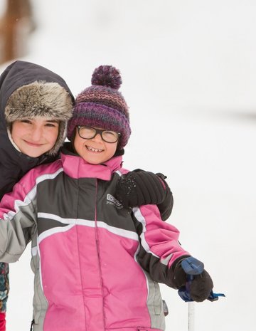 Deux enfants en raquette en pourvoiries 