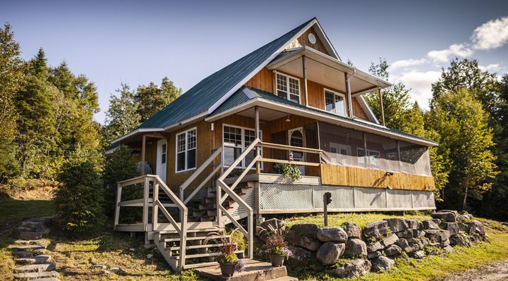 Chalet jaune en pourvoirie.