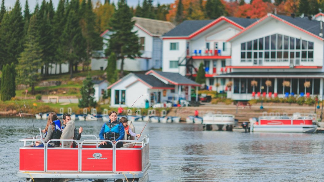 Famille en ponton à la Pourvoirie Au Pays de Réal Massé