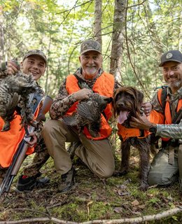 Un groupe de chasseurs et leurs prises