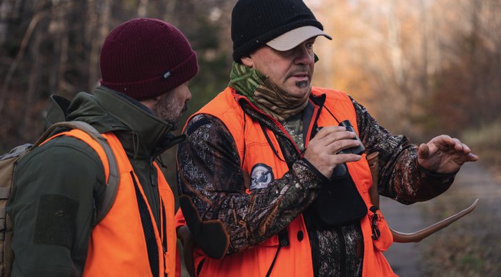 Un guide de chasse conseille un autre homme.