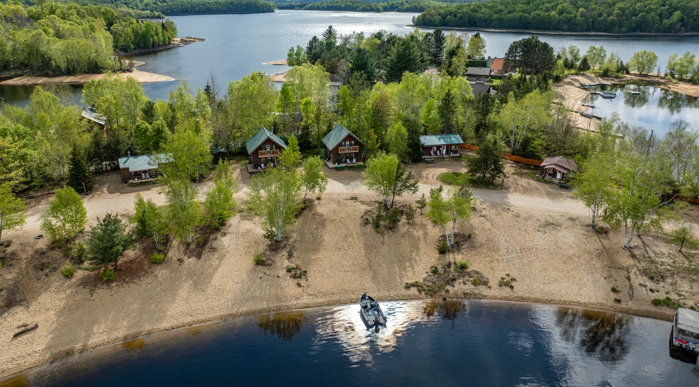Plusieurs chalets sur le bord d'un lac